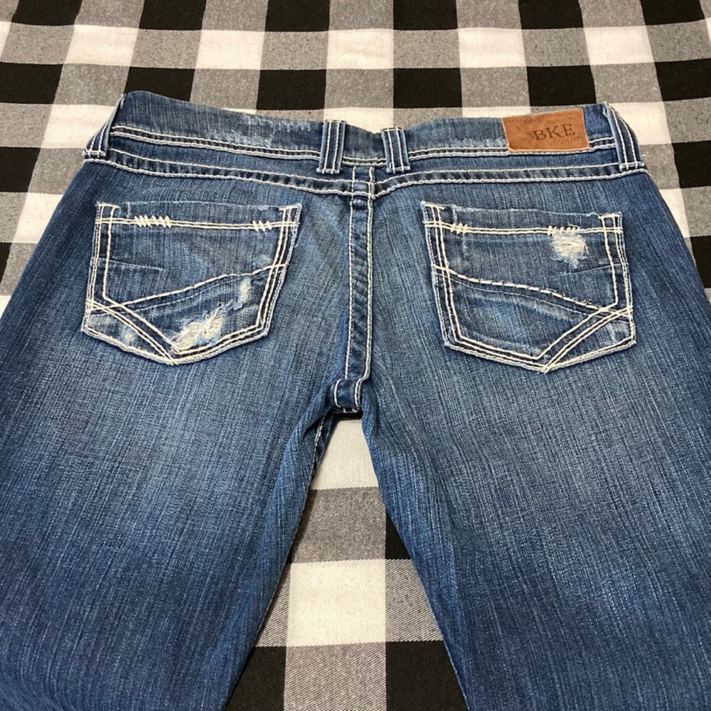 BUCKLE BKE SABRINA FLARE JEANS Size 29 x 31.5 Distress Thick Stitch White Blue